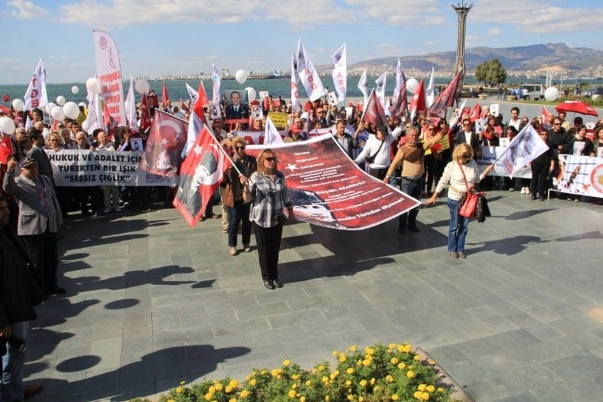 İzmir\'de \'Sessiz Çığlık\' Eylemi