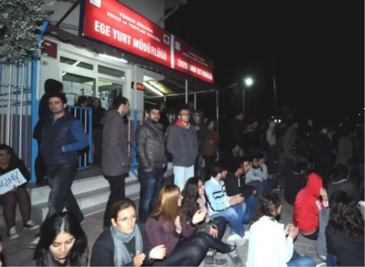 İzmir\'de Üniversite Öğrencilerinden Yurtkur Protestosu