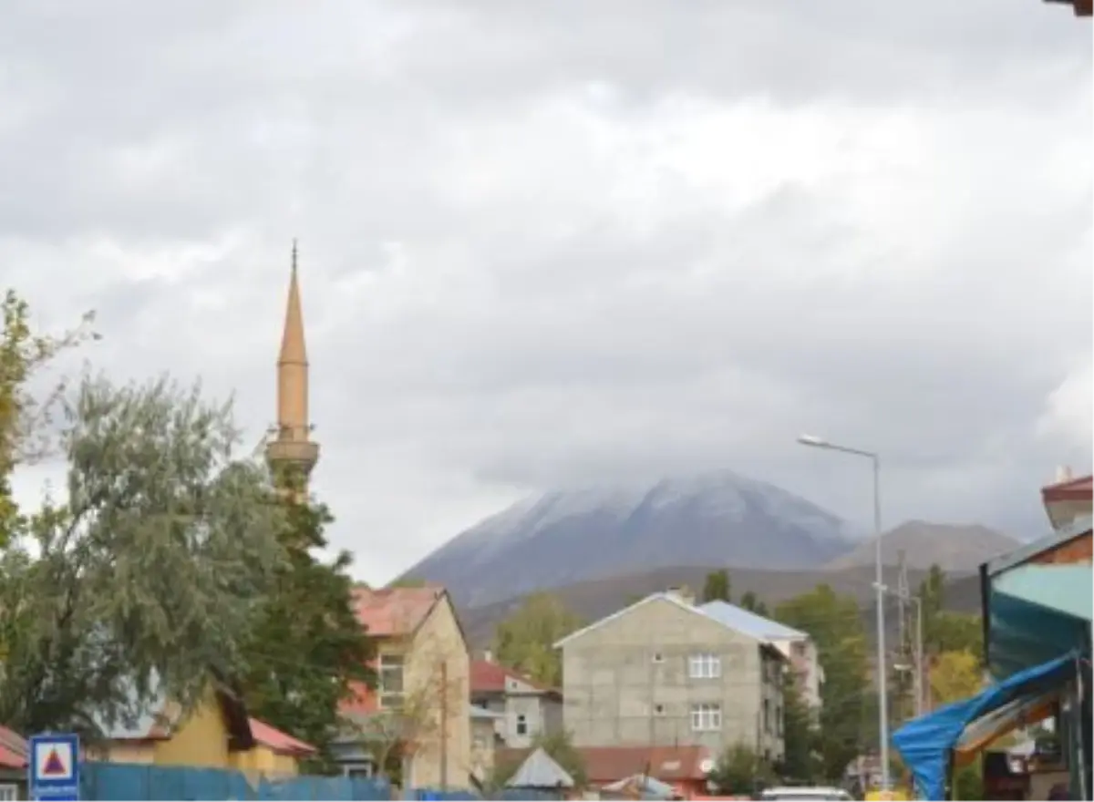 Köse Dağı\'na Mevsimin İlk Karı Düştü