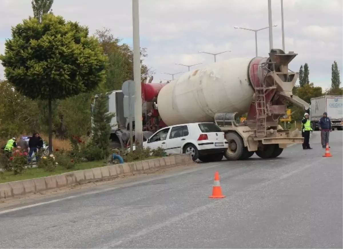 Otomobil ile Beton Mikseri Çarpıştı: 3 Yaralı