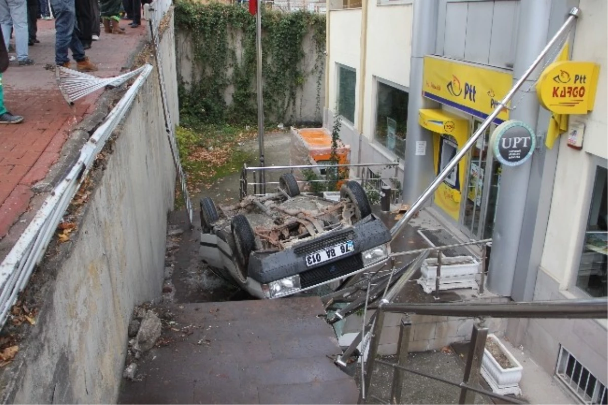 Otomobil PTT Şubesinin Merdivenlerine Uçtu