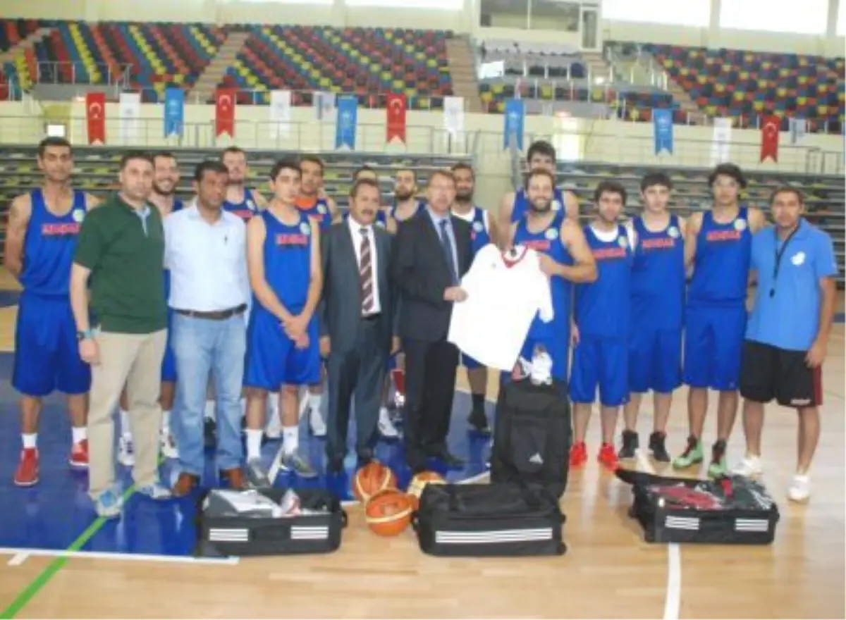 Şanlıurfa Basketbol Takımına Spor Malzemesi Dağıtıldı