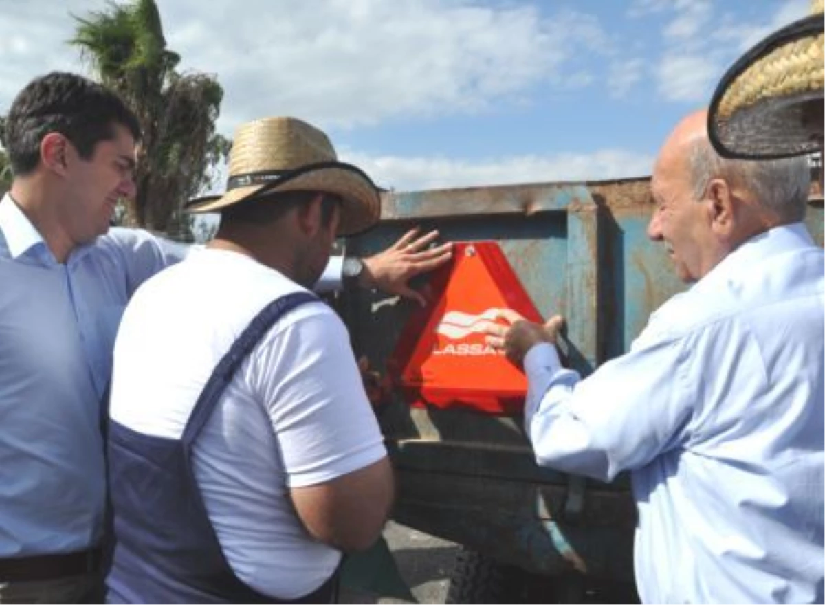 Tarsus\'ta Çiftçilere Traktör Römorku İçin Reflektör Dağıtıldı