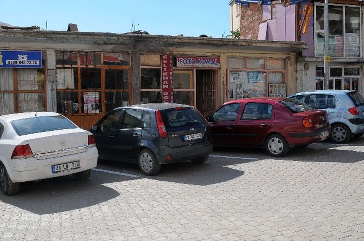 Araçlar İçin Düzenlenen Park Yeri Esnafın Tepkisine Yol Açtı