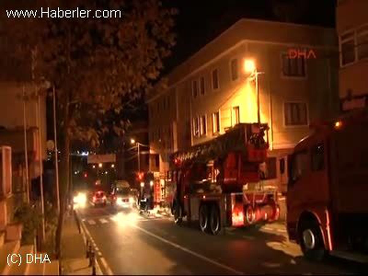 * Ataşehir\'de 3 Katlı Ataşehir Belediyesi Kız Öğrenci Konukevi\'nin Bodrum Katında Yangın Çıktı.