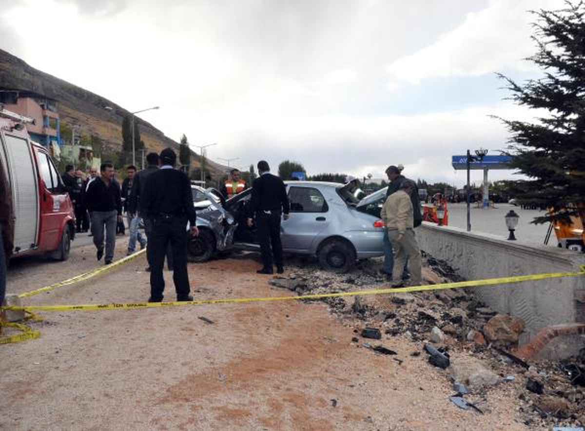 Elbistan\'da Polis Otomobili Direğe Çarptı: 2 Yaralı