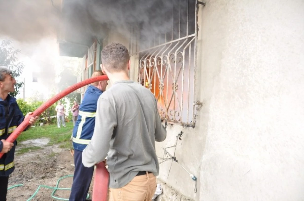 Fatsa\'da Bir Binanın Deposunda Yangın Çıktı