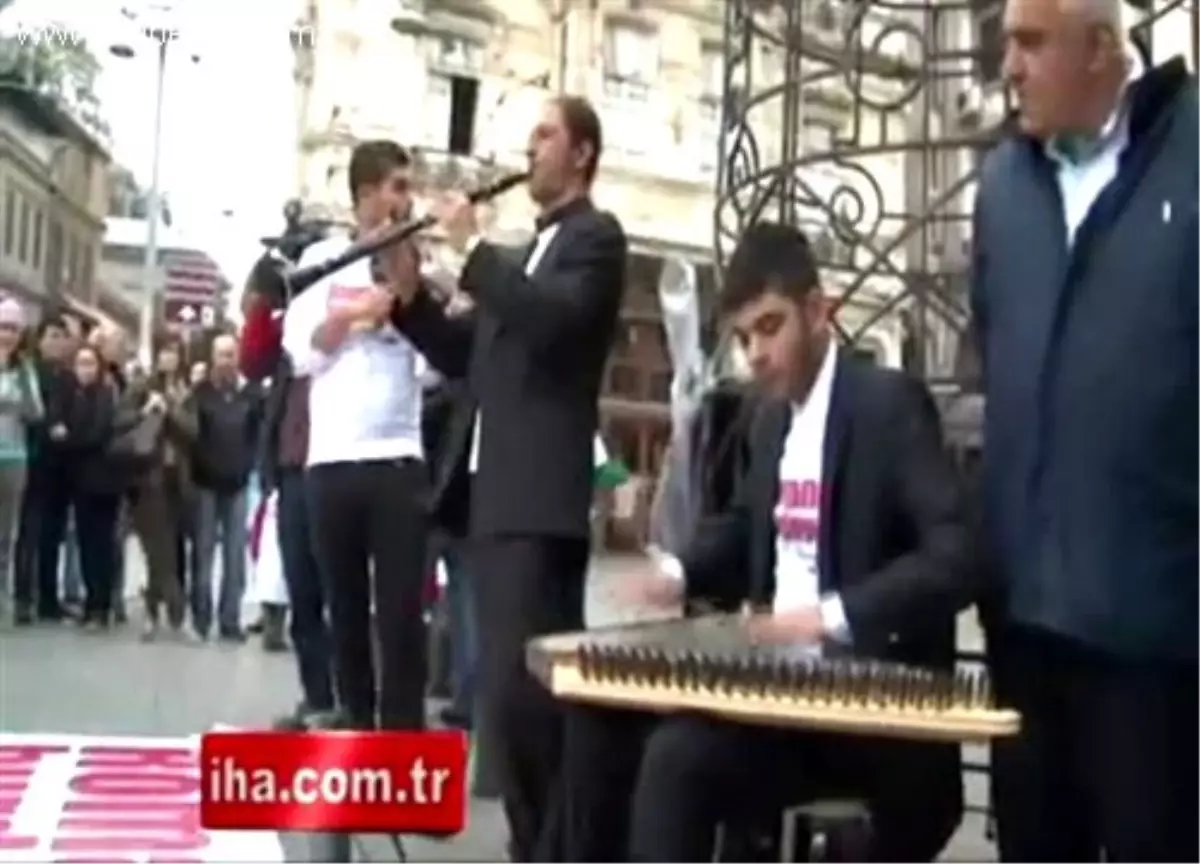 Roman Vatandaşlardan İstiklal Caddesi\'nde Sazlı Sözlü Eylem