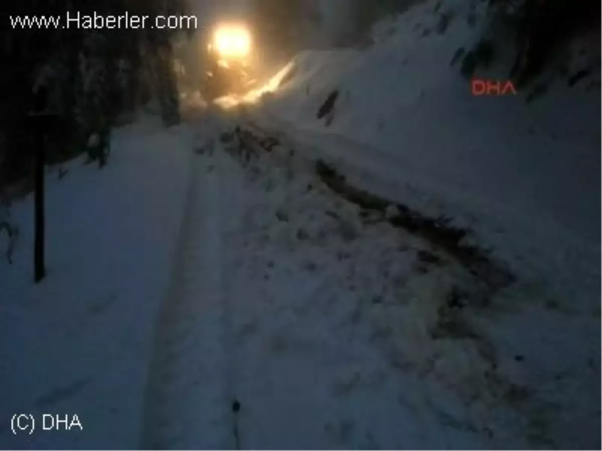 Karda Mahsur Kalan Aileler Kepçelerle Kurtarıldı