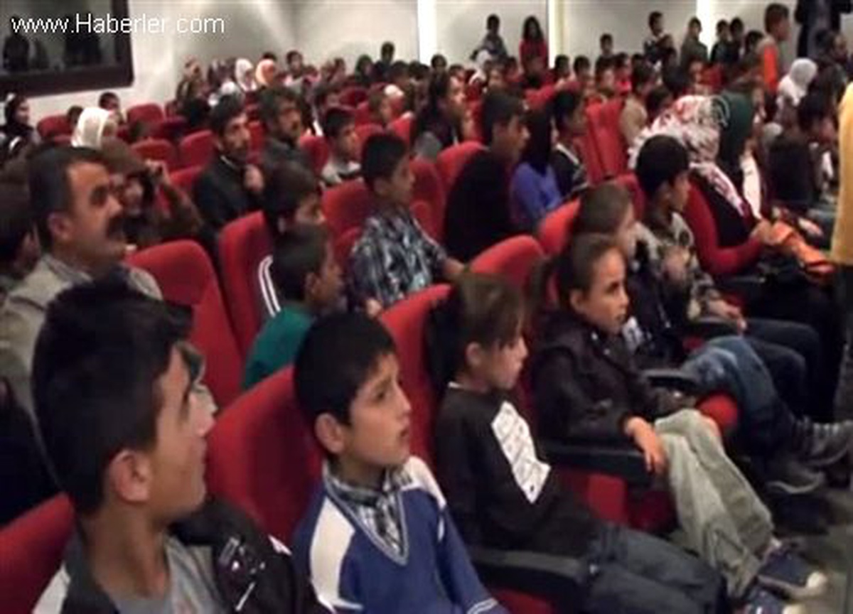 Muş\'ta öğrencilere giyim yardımı yapıldı