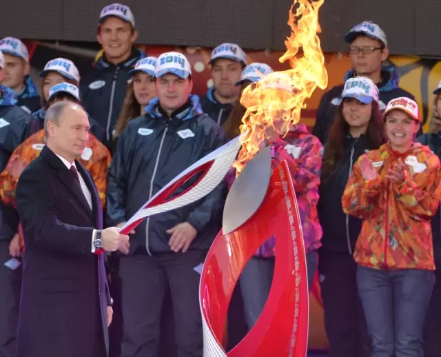 Putin, Olimpiyat Meşalesi Koşusunu Kızıl Meydan'dan ...