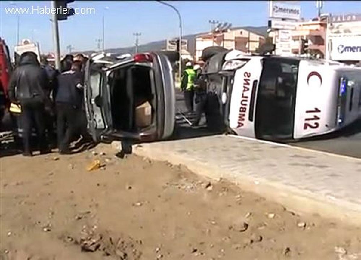 Ambulansla otomobil çarpıştı: 4 yaralı