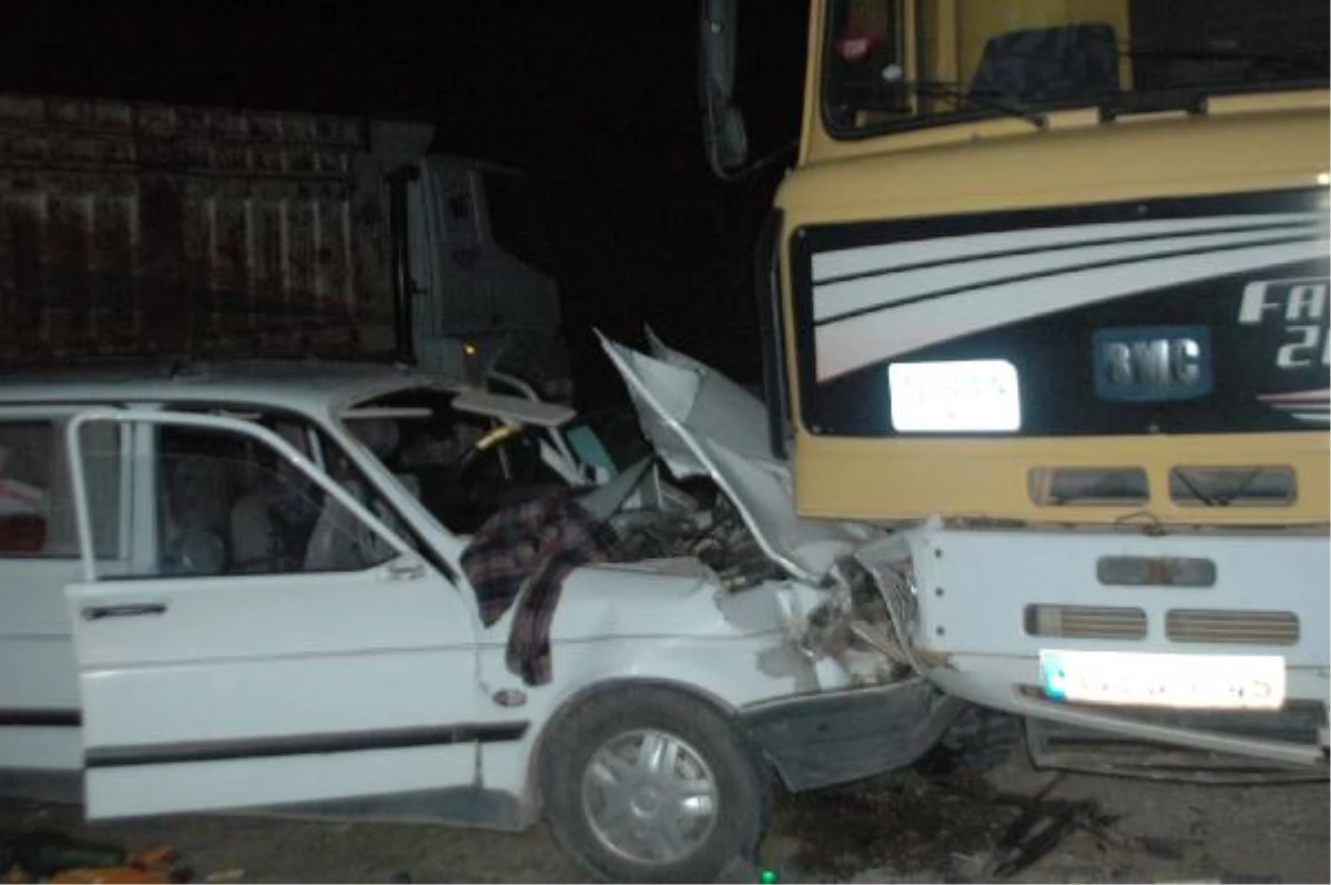 Andırın\'da Kamyona Çarpan Otomobildeki 4 Kişi Yaralandı