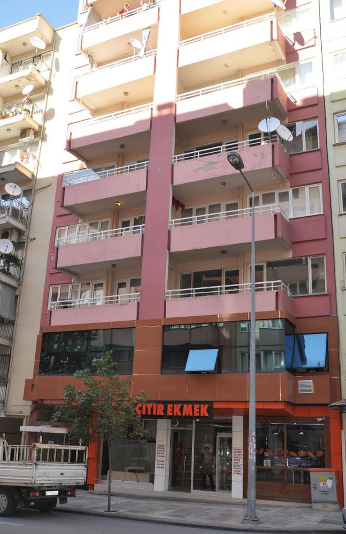 Balkondan Düşen Halı Yaraladı