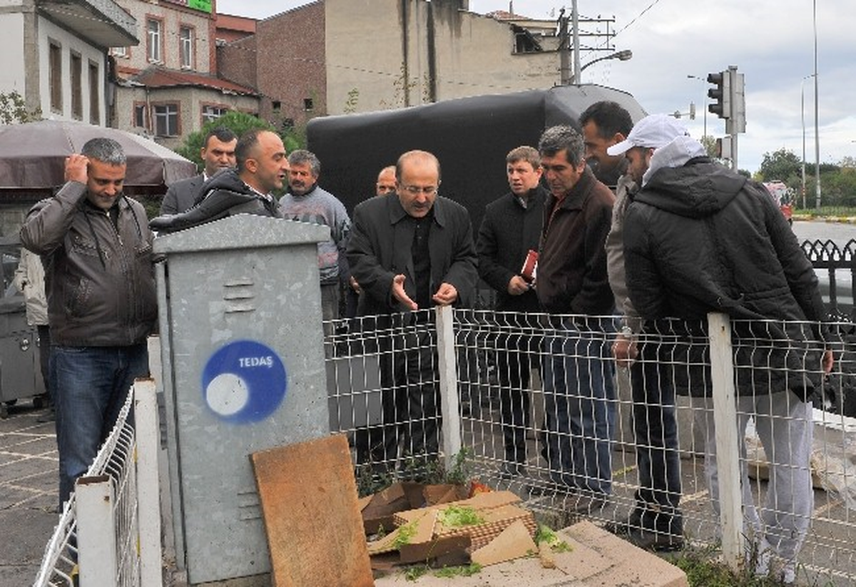 Başkan Gümrükçüoğlu Ziyaret Ettiği Balık Pazarında Çöp Topladı