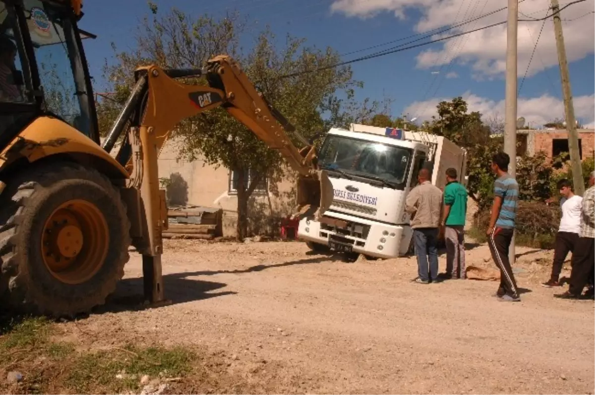 Belediyenin Aracı Kendi Kazdıkları Çukura Düştü