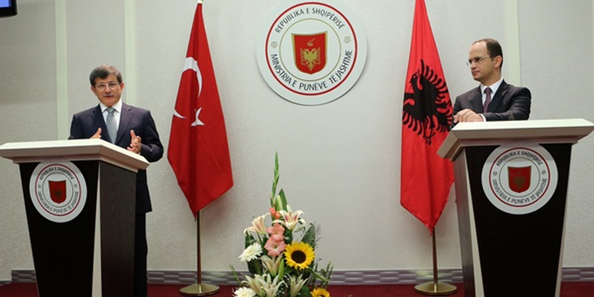 Dışişleri Bakanı Davutoğlu Arnavutluk\'a Gitti