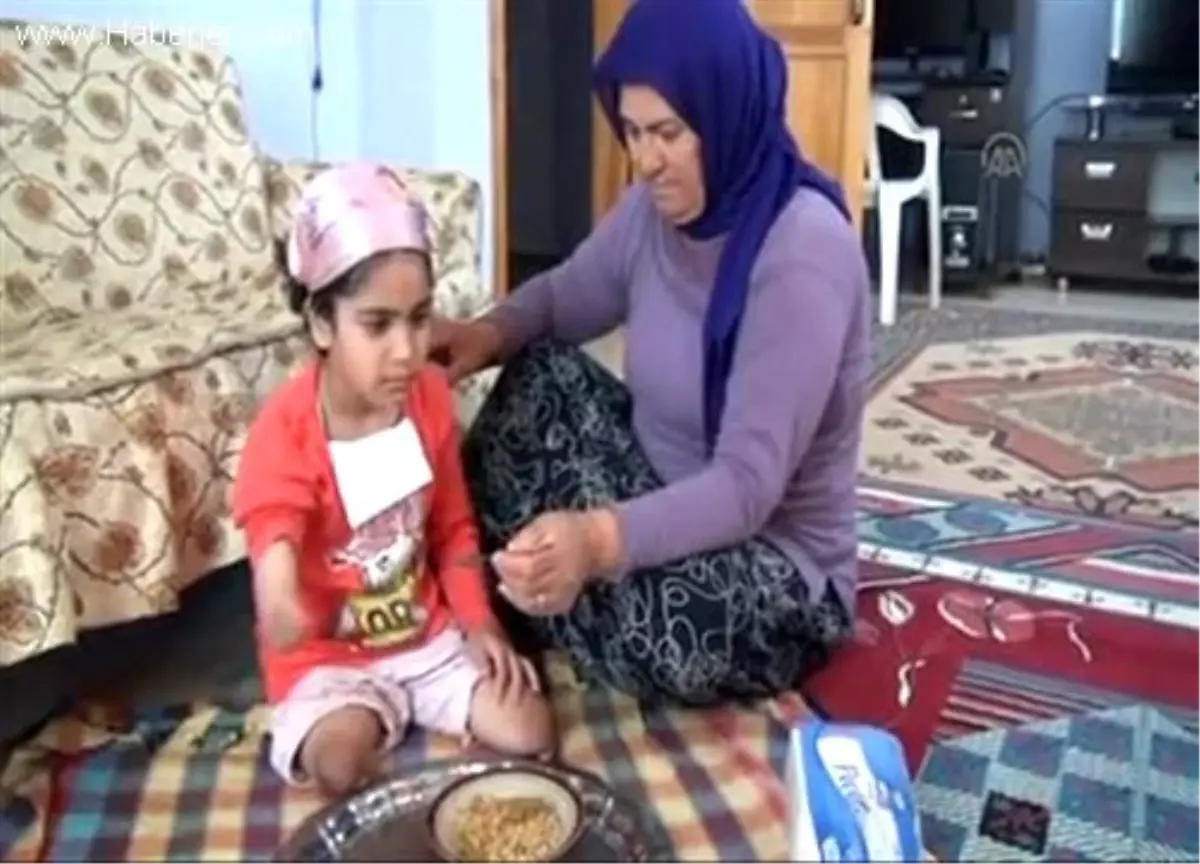 Engelli kızını sırtında okula götürüyor