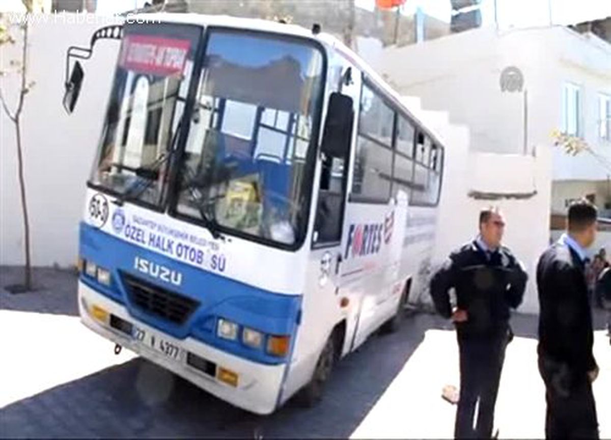 Halk otobüsü bahçe duvarına çarptı: 3 yaralı