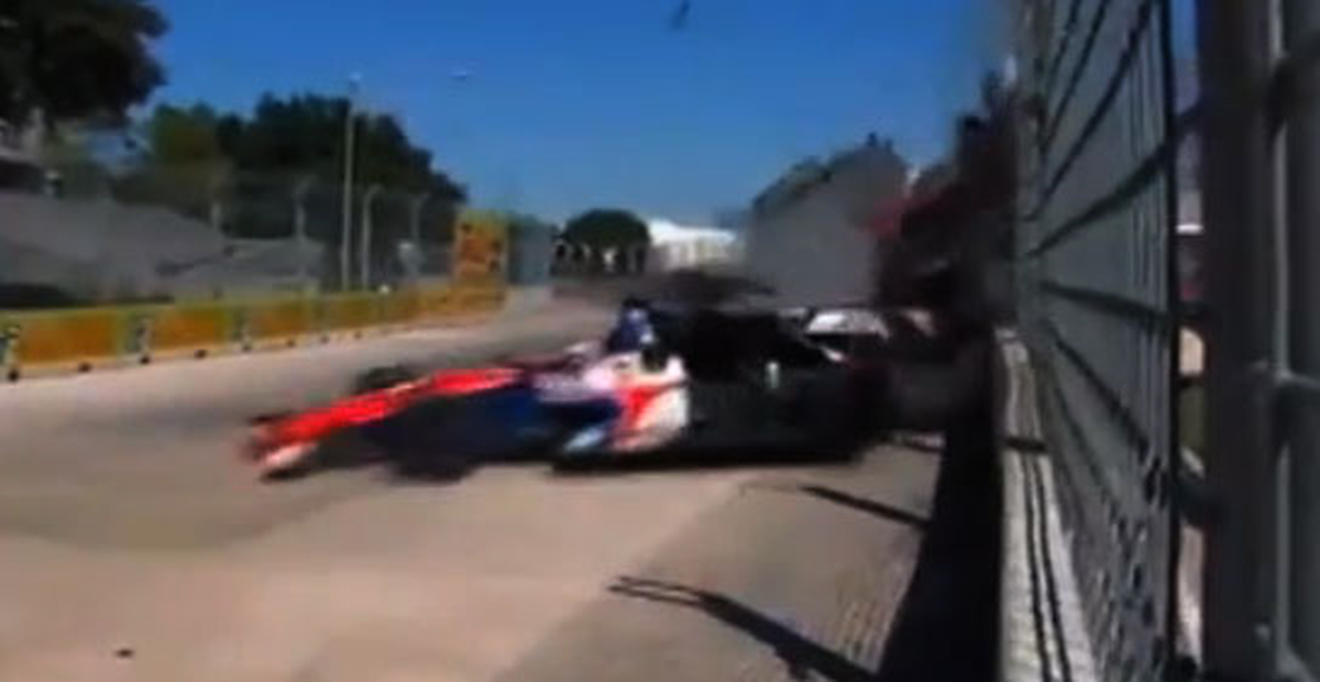 IndyCar Yarışındaki Kaza Korkuttu