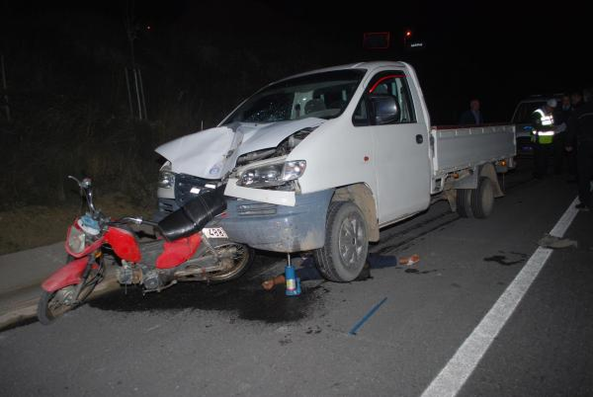 Kamyonet Motosiklete Arkadan Çarptı: 1 Ölü