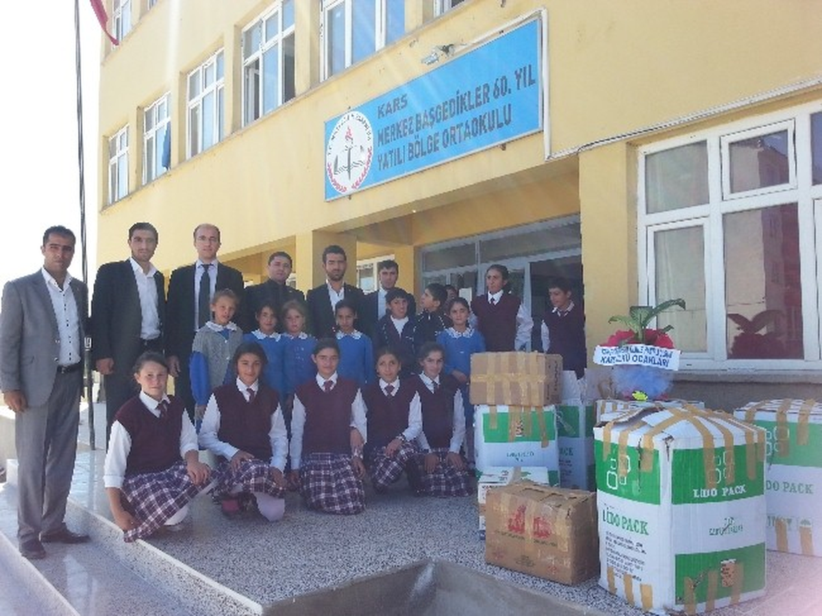 Kars Ülkü Ocakları İl Başkanlığından Kırtasiye Yardımı