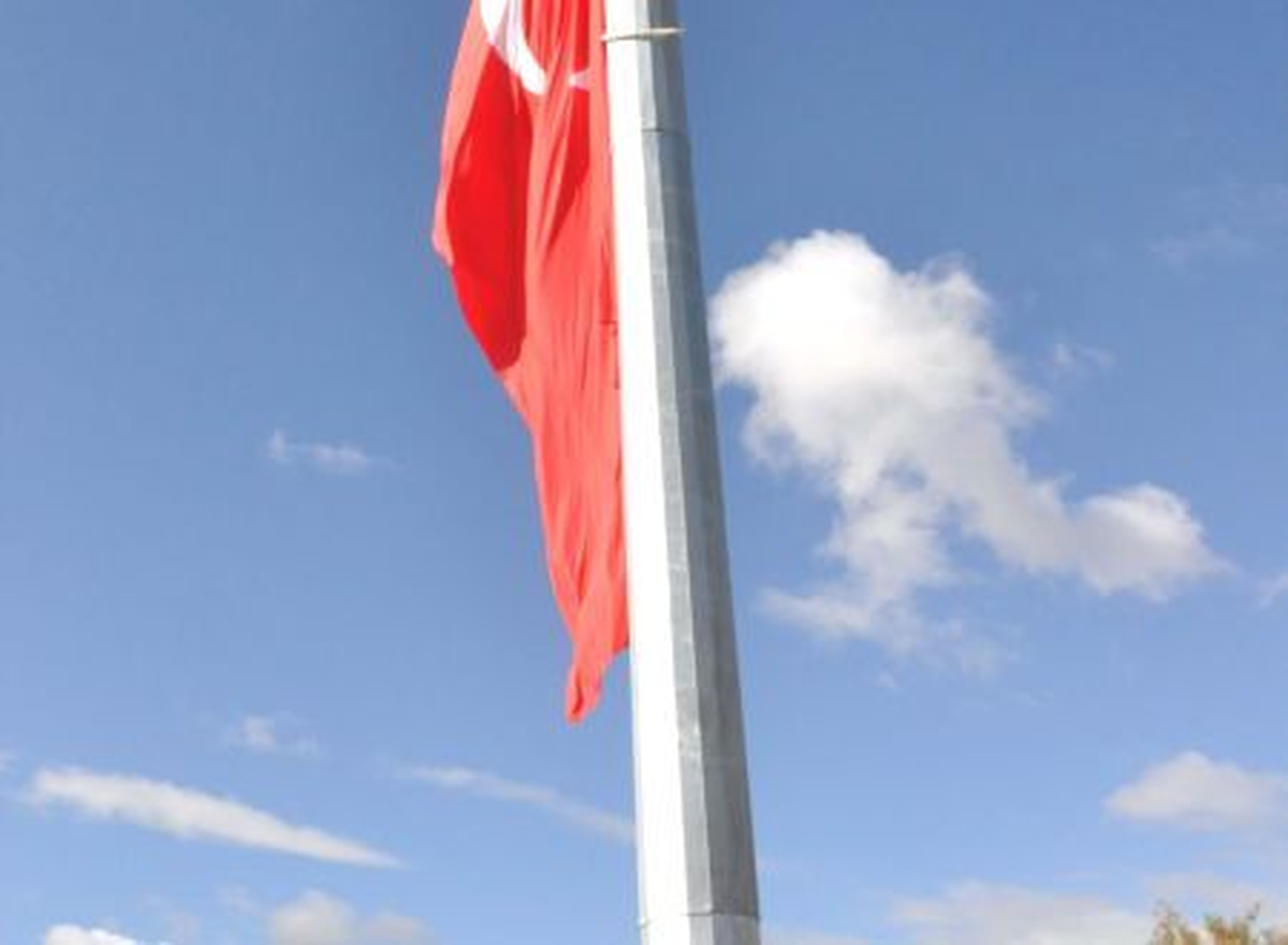 Kayseri\'ye 60 Metre Yüksekliğinde Bayrak Direği