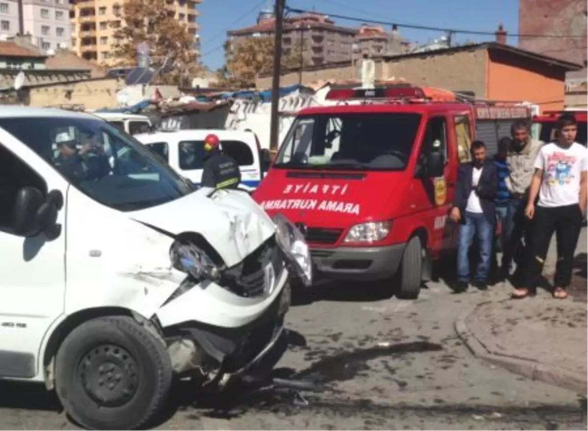 Konya\'da Kamyonetle Minibüs Çarpıştı: 5 Yaralı