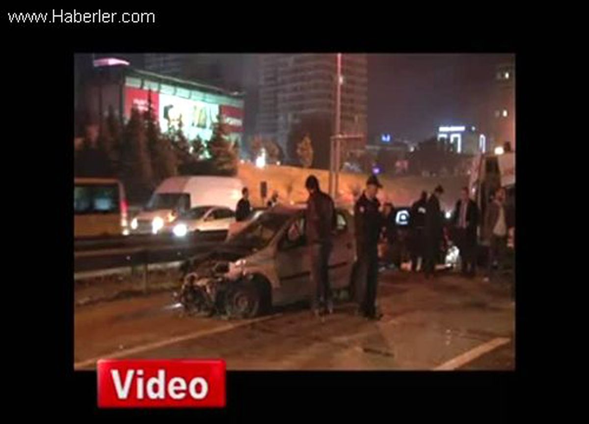 Küçükçekmece\'de Trafik Kazası,1\'i Polis 6 Yaralı