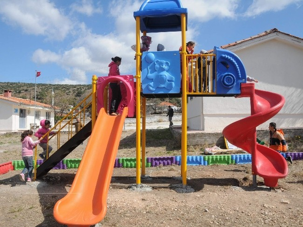 Manisa Belediyesinden Karaahmetli\'ye Çocuk Parkı