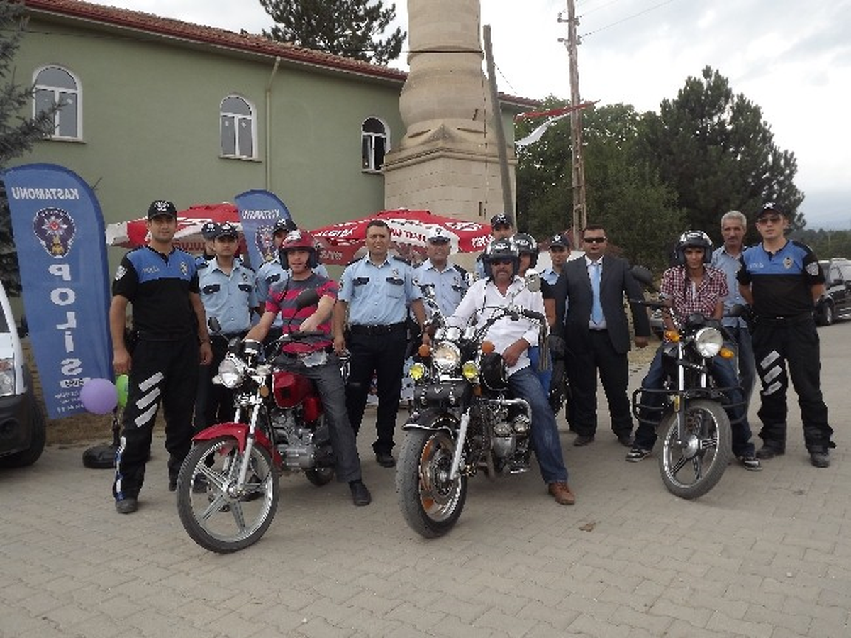 Kastamonu\'da Motosiklet Sürücülerine Kask Dağıtıldı