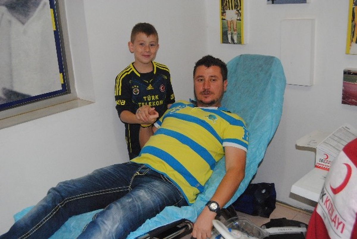 Ödemiş\'te "Canımız Fenerbahçe\'ye Kanımız Türk Kızılayı\'na"