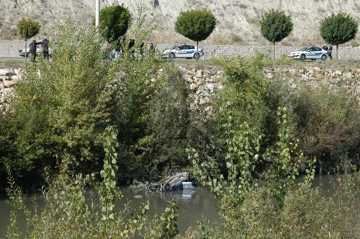 Otomobil 10 Metre Yükseklikten Çaya Uçtu: 1 Yaralı
