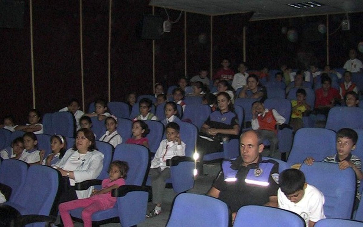 Polislerden, Öğrencilere Sinema Keyfi