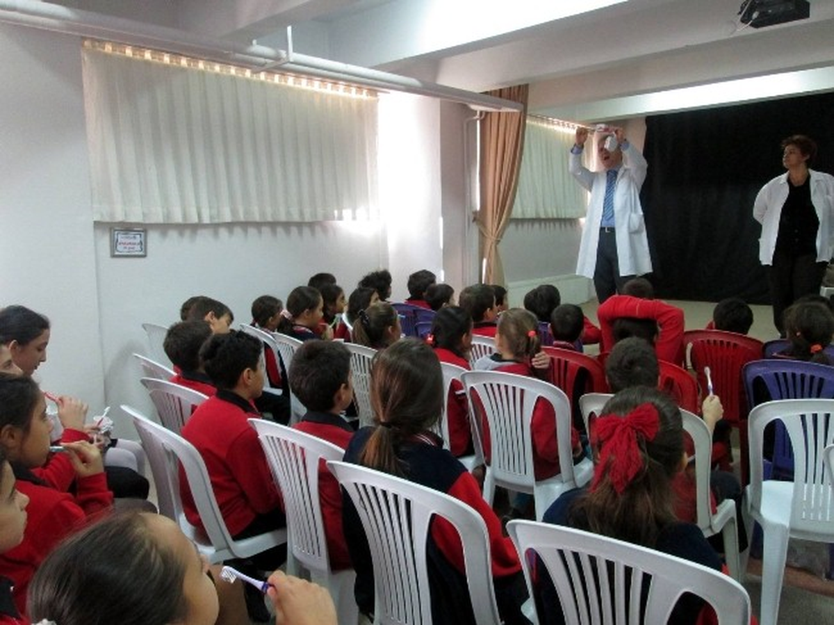 Salihli\'de İlkokul Öğrencilerine "Diş Fırçalama" Dersi