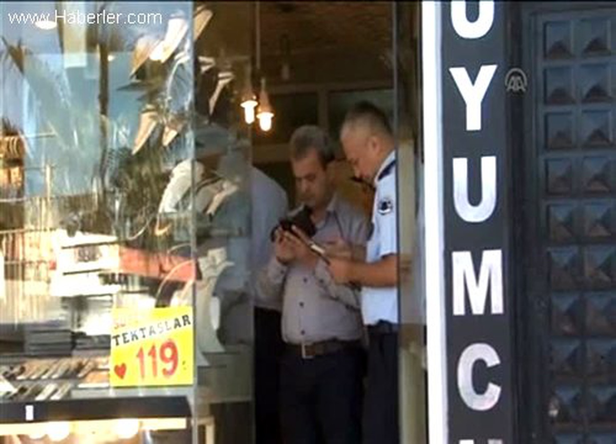 Silahlı soyguncuyu biber gazıyla kovaladı