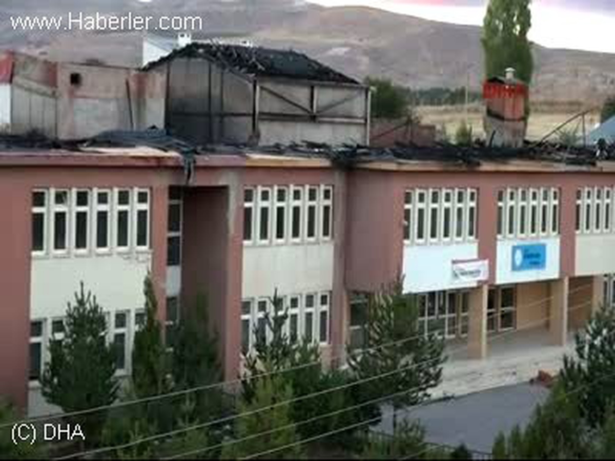Yanan Okul Çatısının Onarılmamasına Velilerden Tepki