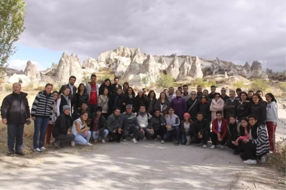 Zemi Vadisi\'nde Öldürülen Japon Turist İçin Saygı Yürüyüşü