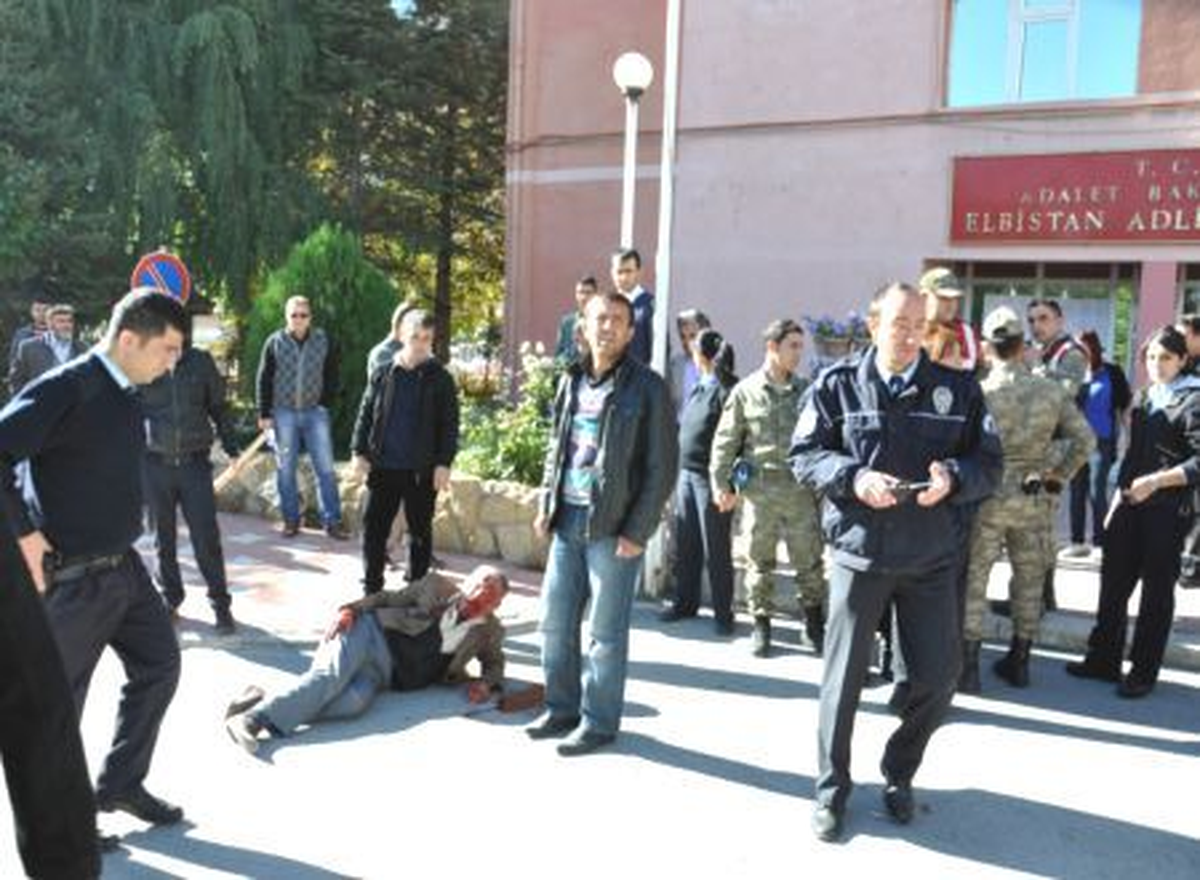 Adliye Bahçesinde Sopalı Kavga