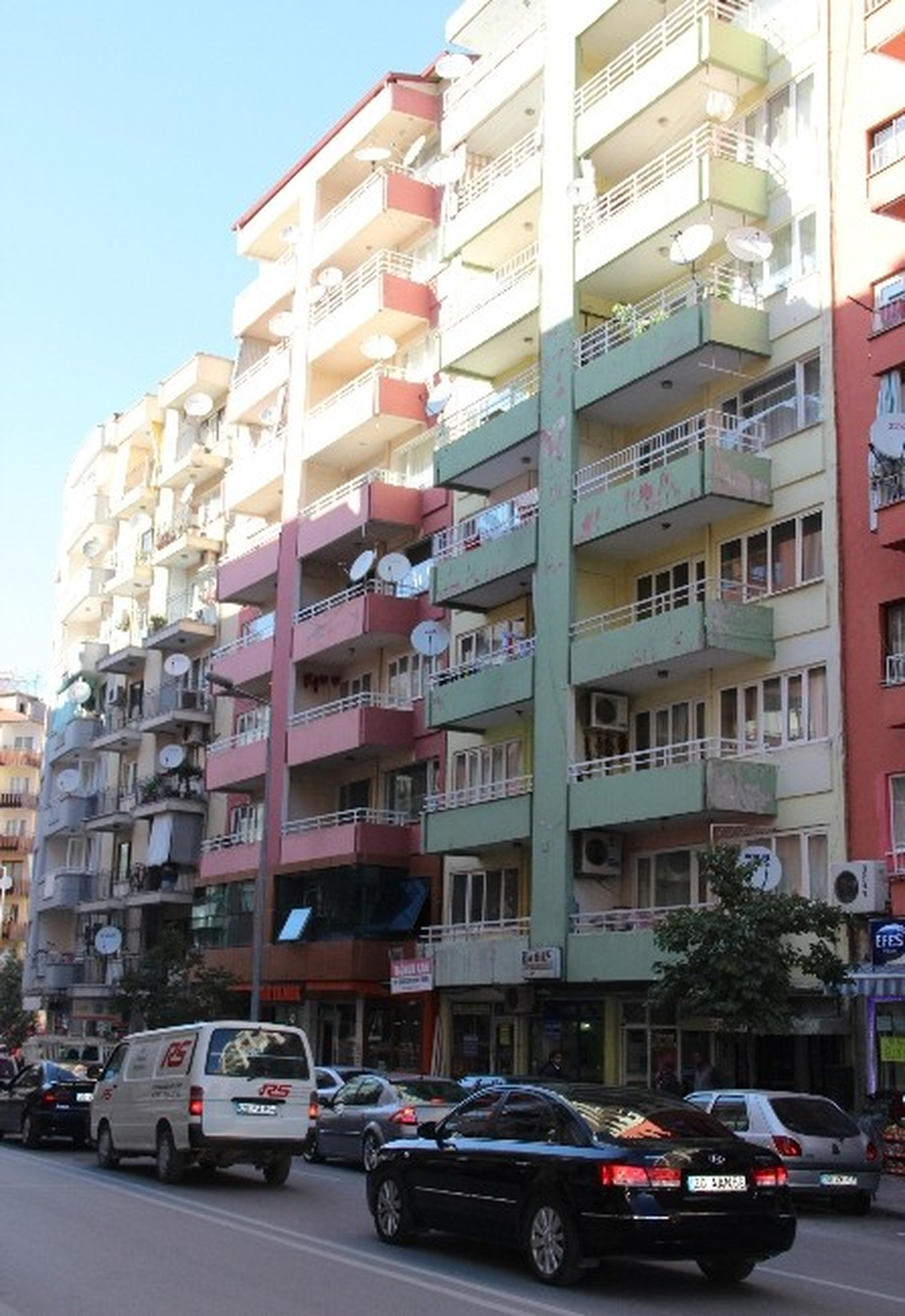 Balkondan Düşen Halı Anne ve Kızını Hastanelik Etti