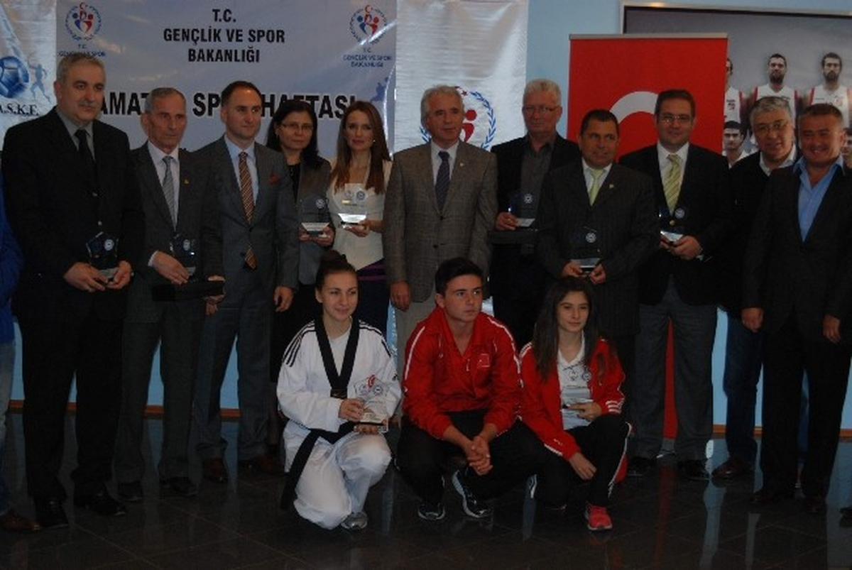 Başarılı Sporculara Plaket