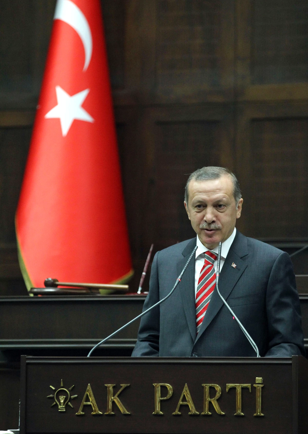 Erdoğan, Bayrağı Öperek Teslim Aldı