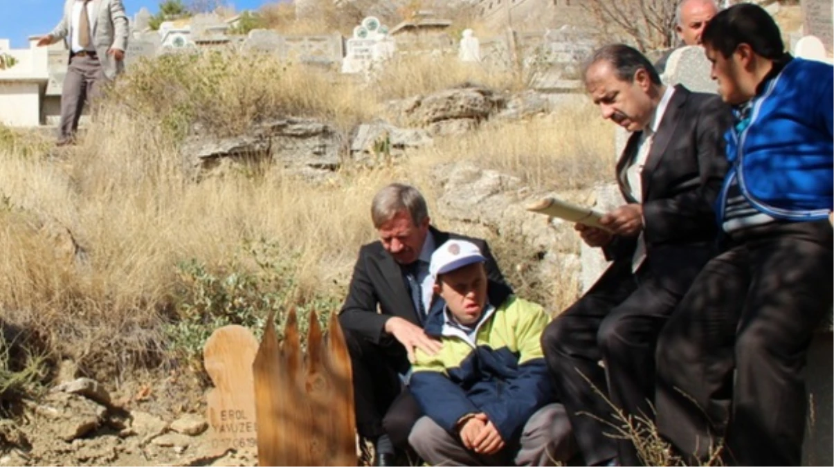 Başkan Dinç ile Engelli Gencin Kabristan Ziyareti Duygulandırdı