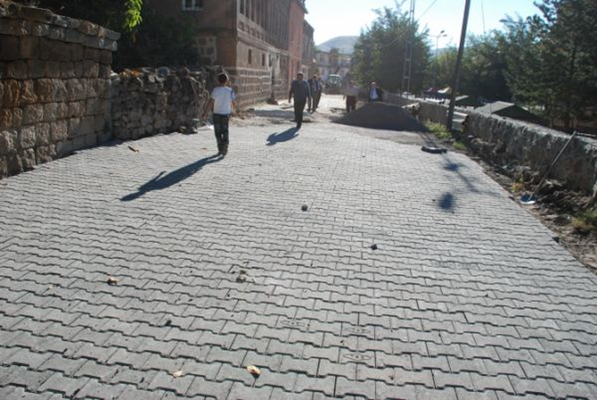 Bitlis Belediyesi Yol Yapım Çalışmalarına Devam Ediyor