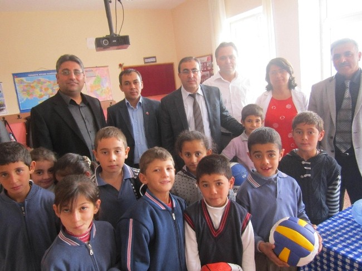Çat İlköğretim Okuluna Spor Malzemesi Desteği