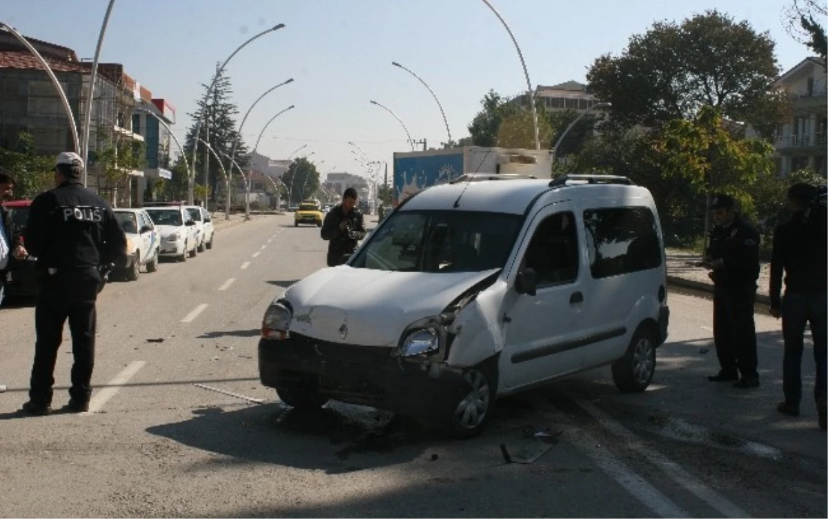 Düzce\'de Trafik Kazası: 3 Yaralı
