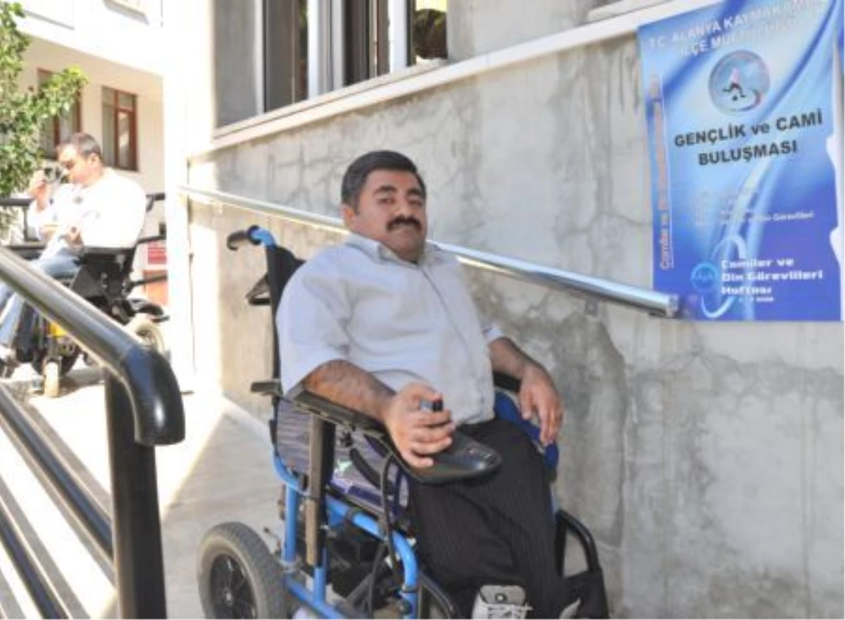 Engellilerin Camide Rahat İbadet Edebilmelerine Olanak Sağlandı