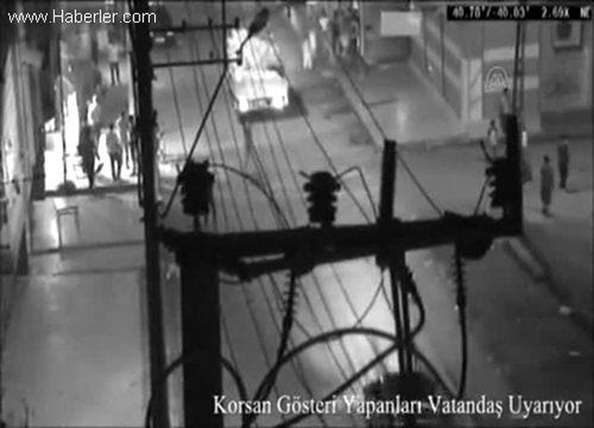 Göstericiler vatandaşları da hedef almış