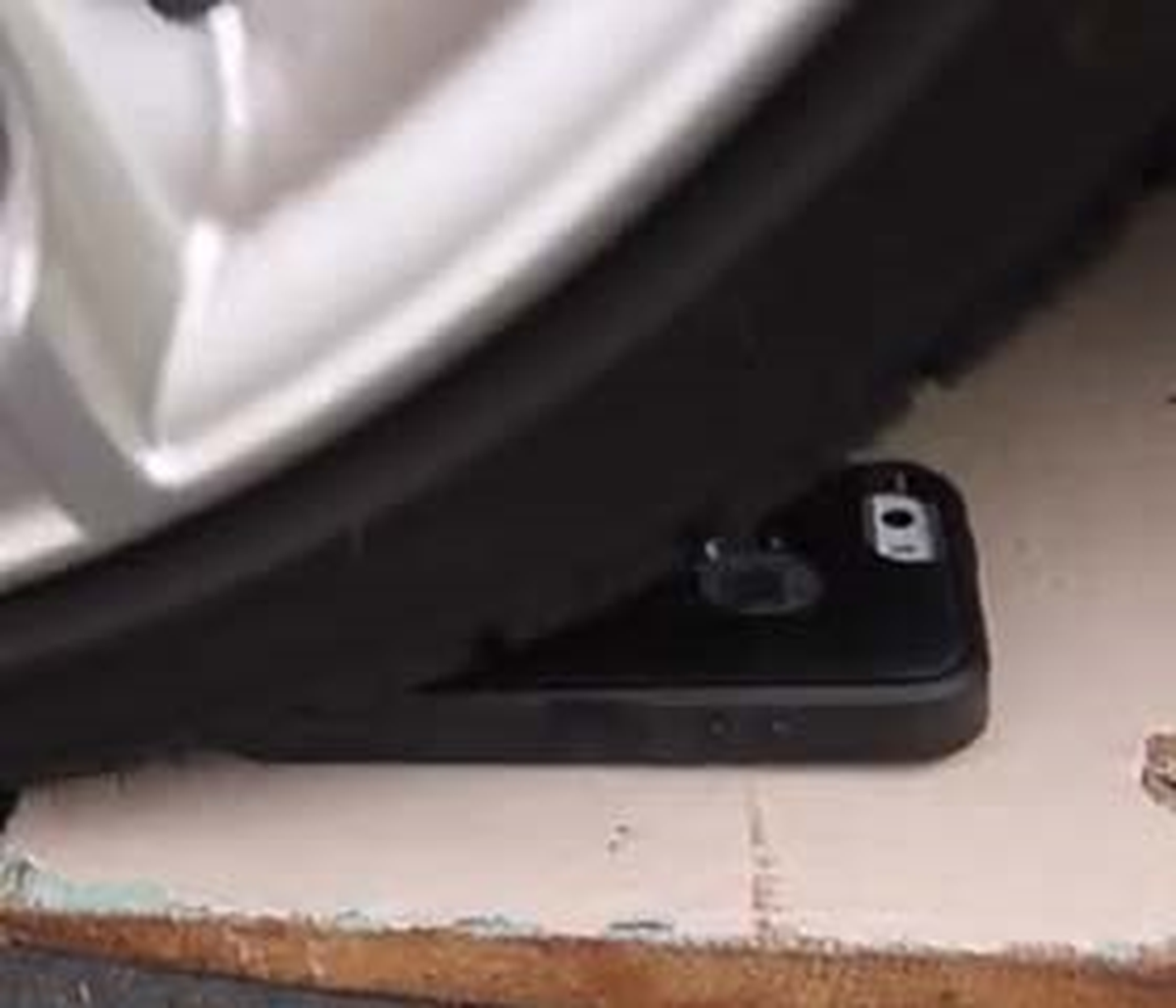 İphone 5s\'in Üstünden Araba Geçerse