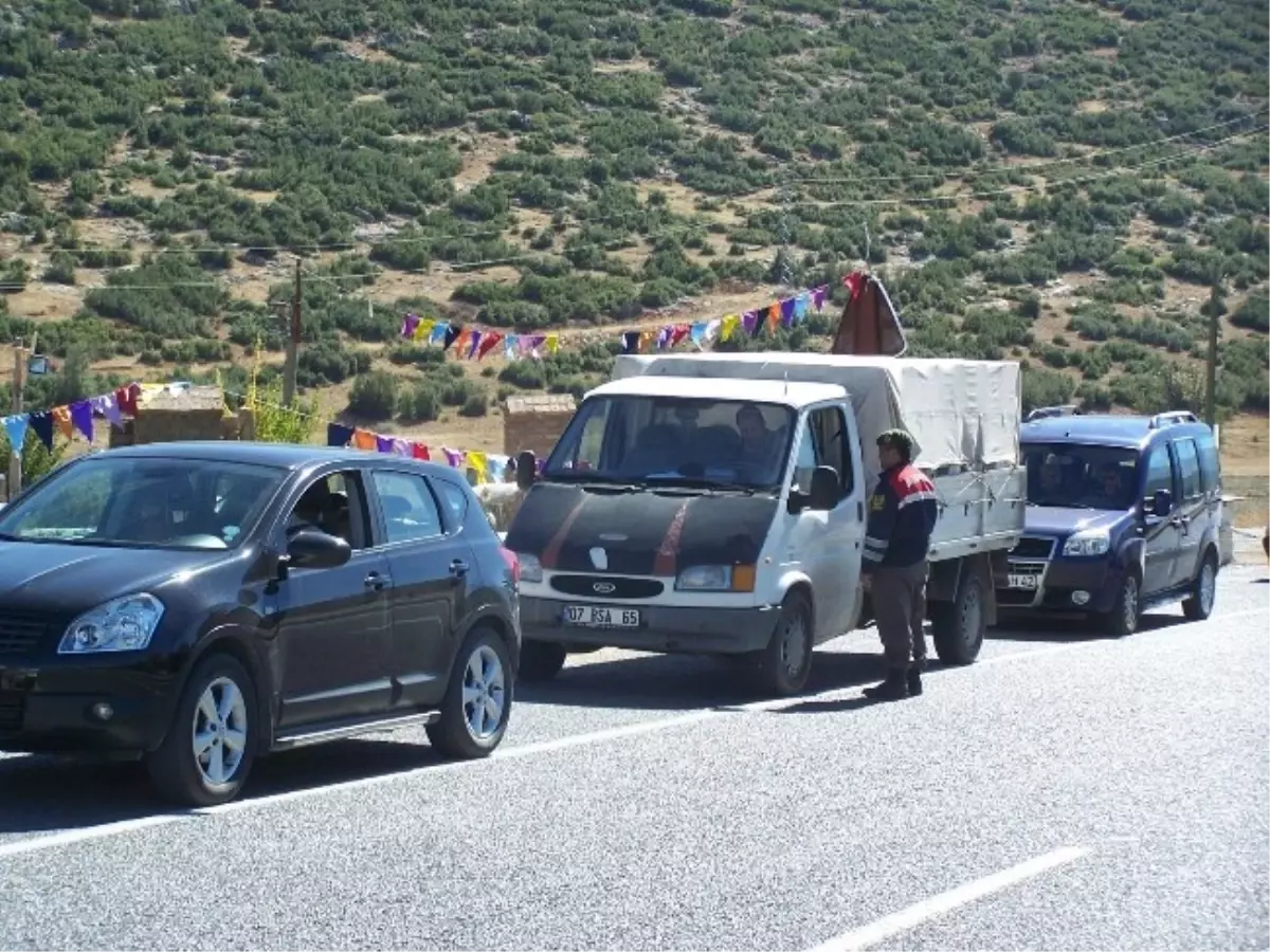 Jandarma Yol Kontrollerine Devam Ediyor